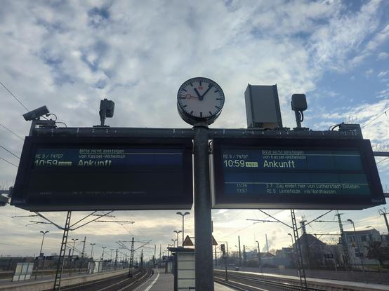 auf den Anzeigen von Gleis 4 UND 5 ist der selbe Zug angekündigt. Hier: kommend von Kassel der RE9