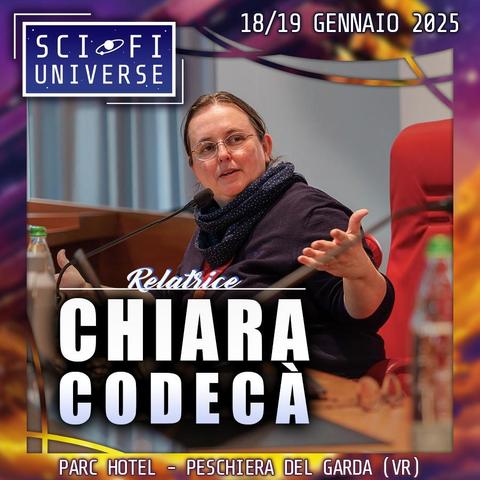 L'immagine mostra Chiara Codeca, relatrice di un evento Sci-Fi Universe che si terrà al Parc Hotel di Peschiera del Garda (VR) il 18 e 19 gennaio 2025. Chiara è ritratta seduta, con un microfono da tavolo davanti, mentre parla con le mani aperte in un gesto espressivo. Indossa occhiali, un maglione scuro e una sciarpa. Lo sfondo è parzialmente sfocato, ma si intravedono una sedia rossa e una bottiglia d'acqua.  Il logo "Sci-Fi Universe" è ben visibile nella parte superiore dell'immagine.