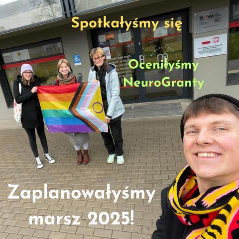 Zdjęcie przedstawiające grupę czeterech osób członkowskich grupy Mozaika, przed wejściem do biblioteki rawickiej. Trzy osoby trzymają flagę queerową, a czwarta osoba robi zdjęcie selfie. Na zdjęciu są napisy: Spotkałyśmy się, oceniłyśmy neurogranty, zaplanowałyśmy marsz 2025.