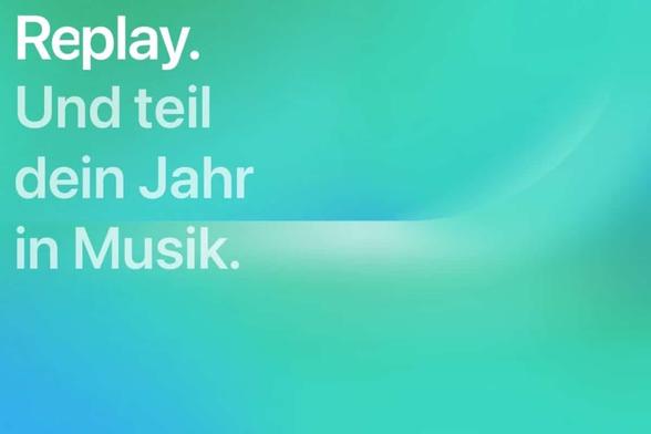 Mintgrünes Banner von Apple Music mit Aufschrift „Replay. Und teil dein Jahr in Musik.“