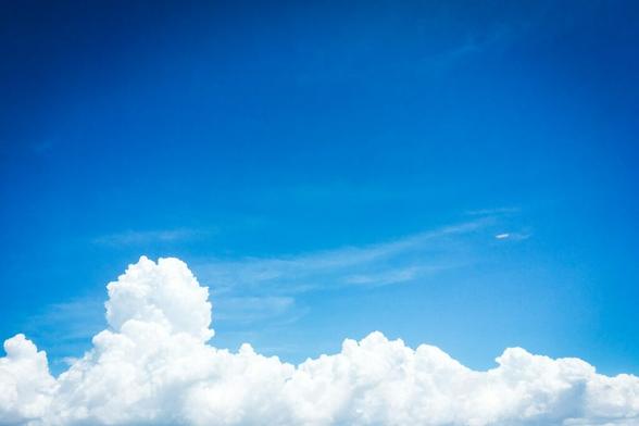 white cloud sky - Photo by Kumiko SHIMIZU on UnSplash.com