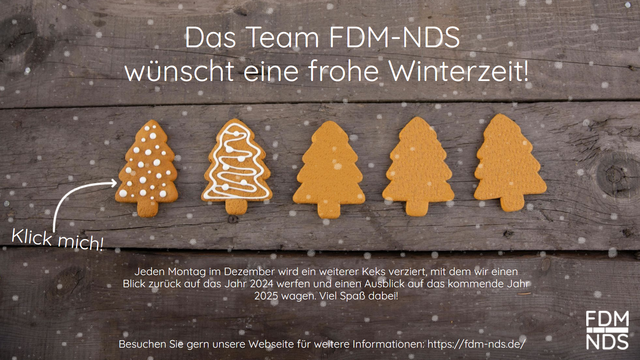 Holztisch mit 5 Weihnachtskeksen wobei nur zwei dekoriert sind. Dazu stehen Wintergrüße von FDM-NDS auf dem Bild und der Hinweis, dass jeden Montag im Dezember ein neuer Keks dekoriert wird. Am ersten Keks, der dekoriert ist, steht "Klick mich!"