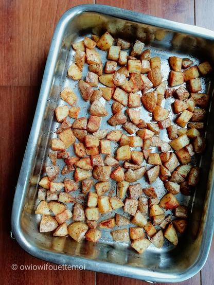 Patates Rôties en morceaux dans plat en métal