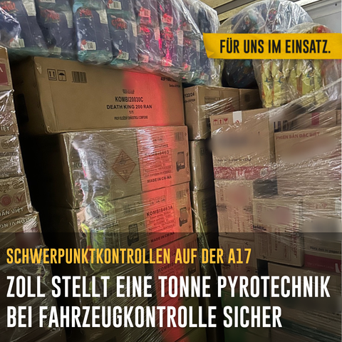 Bild: Foto der sichergestellten Pyrotechnik, verpackt in Kartons.
Text: Schwerpunktkontrollen au der A 17 / Zoll stellt eine Tonne Pyrotechnik bei Fahrzeugkontrolle sicher