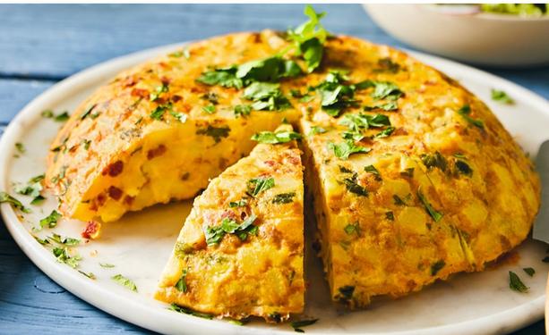 Eine Tortilla, angeschnitten mit einem fehlenden Stück