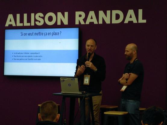 Jean et Paul donnant la conférence sur l'estrade au salon OSXP