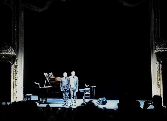 Der Schauspieler und der Pianist verbeugen sich