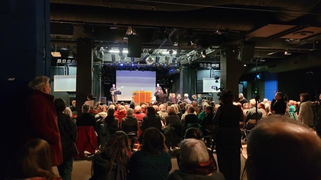 Projektchor singt in der Wuppertaler Börse vor zahlreichem Publikum.