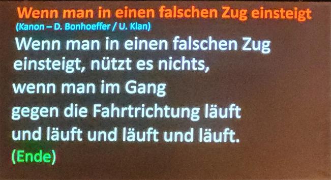 Liedtext zum Mitsingen: Wenn man in einem falschen Zug einsteigt, nützt es nichts, wenn man im Gang gegen die Fahrtrichtung läuft und läuft und läuft.