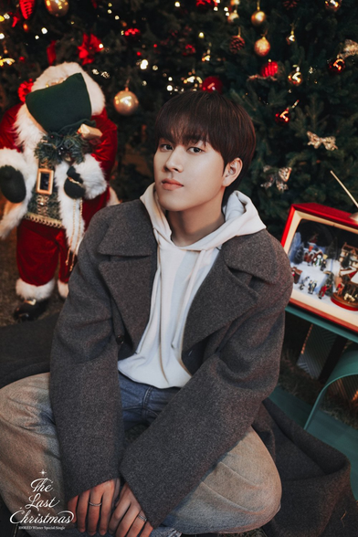 Lee Mujin  in the Last Christmas Promo with presents and Christmas decorations.