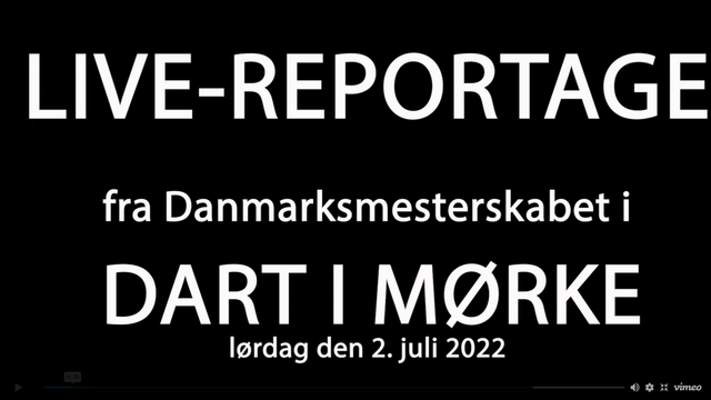 Stillbillede, fra filmen "Et forsøg på at forstå at livet er sammensat af øjeblikke" af claus ejner, som viser hvid tekst på sort baggrund:


"LIVE-REPORTAGE
fra Danmarksmesterskaberne i
DART I MØRKE
lørdag den 2. juli 2022"