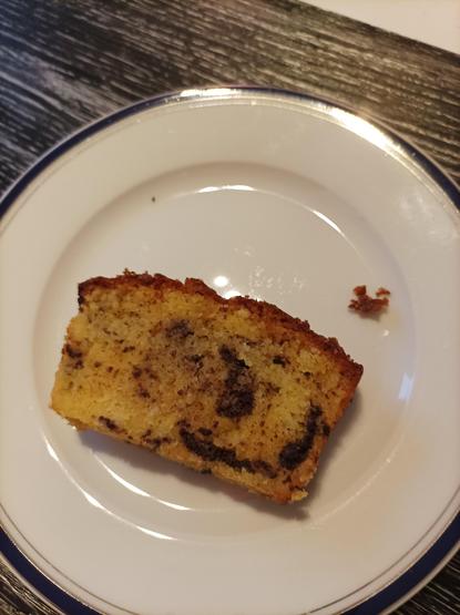 Part de biscuit moelleux dans une assiette