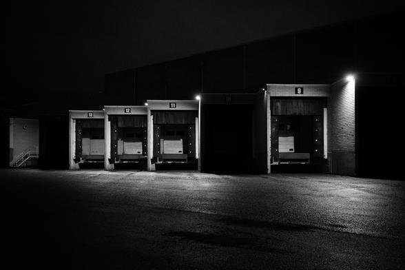Lastauslaitureita yössä