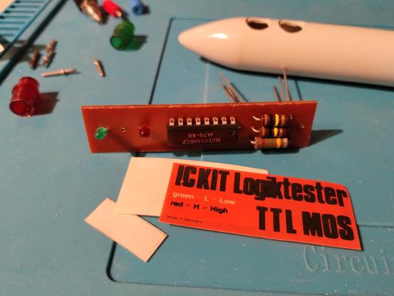 the logic probe kit, the components are fitted, but not yet soldered. the label calls it "ICKIT Logiktester TTL MOS". the main chip is a MC14049BCP (a 4049 hex inverter)