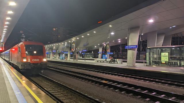 A Taurus hauling in a MÁV EuroNight into Wien Hbf.