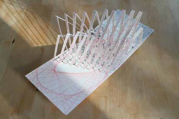 Carte Kirigami Popup aux lignes rouges et traces noires