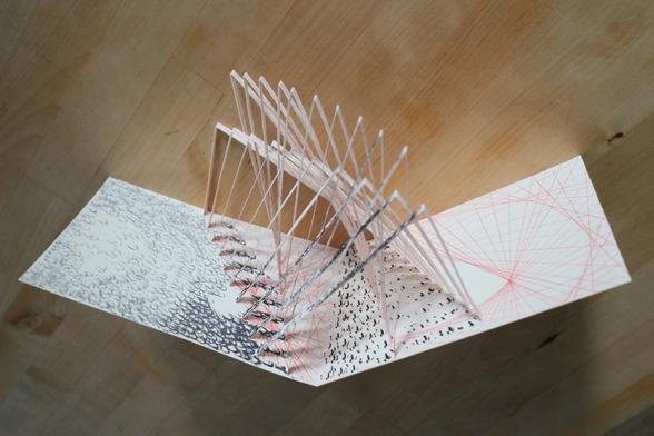 Carte Kirigami Popup aux lignes rouges et traces noires