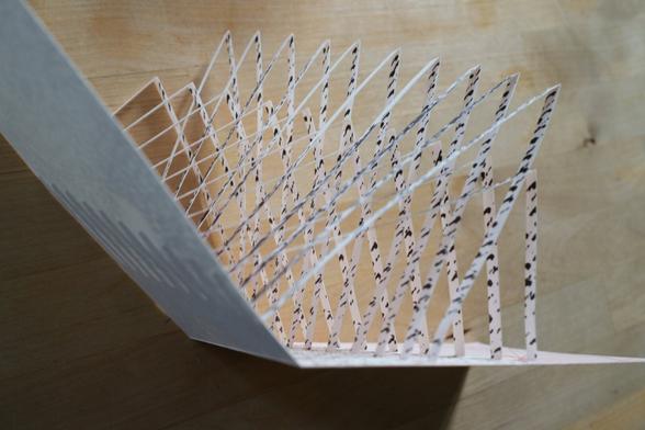 Carte Kirigami Popup aux lignes rouges et traces noires