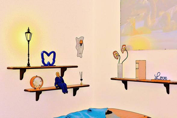 In einer Zimmerecke sind auf Wandregalen verschiedene Gegenstände zu sehen: eine leuchtende Straßenlaterne, eine blaue Schmetterlingsskulptur, ein roter Wecker, eine Puppe in blauem Bademantel, Duftstäbchen in einem Glas, zwei rotweiße Blüten in einer Stahlvase, ein Buch und der Schriftzug Love aus blauem Glas auf einem Sockel, an der Wand hängen noch ein Reagenzglashalter mit einer roten Rose und ein großes Foto mit Gänseküke in einem rahmenlosen Bilderhalter. 

In a corner of the room, various objects can be seen on wall shelves: a glowing street lamp, a blue butterfly sculpture, a red alarm clock, a doll in a blue bathrobe, scented sticks in a glass, two red and white flowers in a steel vase, a book and the words Love in blue glass on a plinth, a test tube holder with a red rose and a large photo of a goslings in a frameless picture holder hanging on the wall.