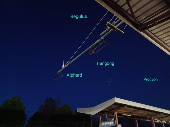 Same picture, with tagged celestial bodies: the bright white dot at the center is the Tiangong space station, the stars are Regulus (upper center), Alphard (left of Tiangong) and Procyon (right of Tiangong).