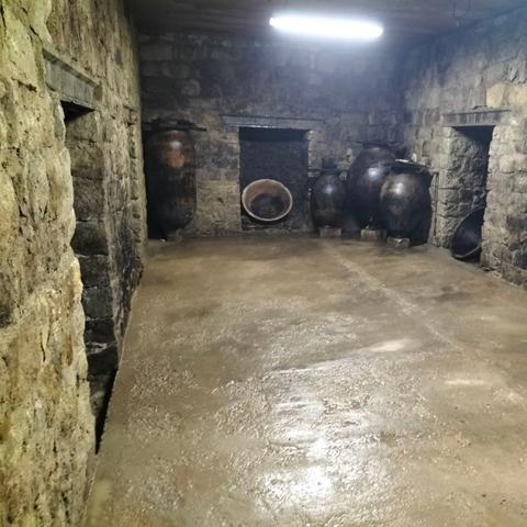 La misma sala, pero muy limpia. :)
El suelo despejado y brillante. Y al fondo las tinajas limpias y relucientes.