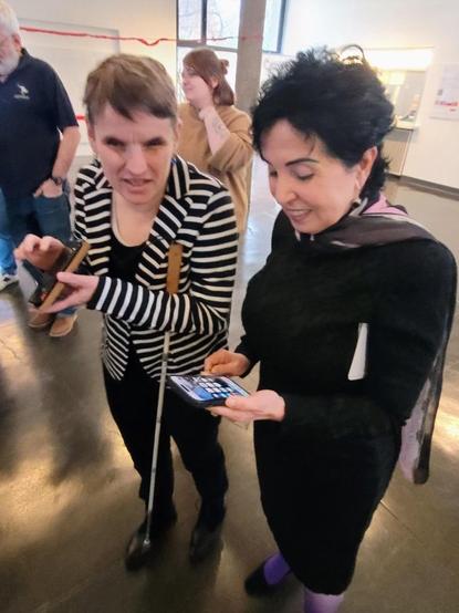 Fotos: Copyright © Bezirksamt Reinickendorf von Berlin

Auf dem Foto zu sehen, v.l.n.r.: Regina Vollbrecht, Beauftragte für Menschen mit Behinderungen im Bezirk Reinickendorf; Emine Demirbüken-Wegner, Bezirksbürgermeisterin von Berlin-Reinickendorf.