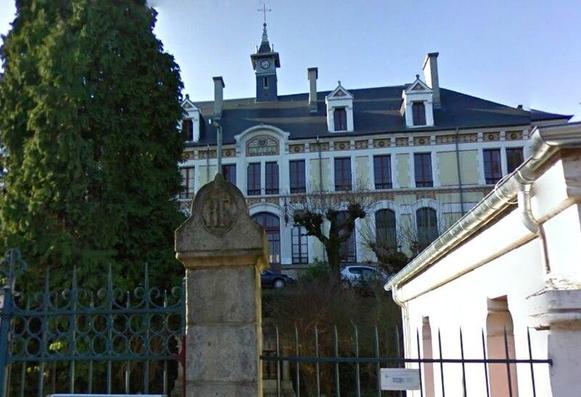 Lycée Edmond-Perrier à #Tulle (#Corrèze) Lycée édifié à partir de 1884 par Anatole de Baudot, élève de Viollet-le-Duc. Lycée ouvert aux élèves le 1er octobre 1887. Parc conçu en 1881 selon les plans d'Anatole d...
Suite 👉 https://monumentum.fr/monument-historique/pa19000001/tulle-lycee-edmond-perrier
#Patrimoine #MonumentHistorique
Photo CC-BY-SA 4.0 : Mikl194VF