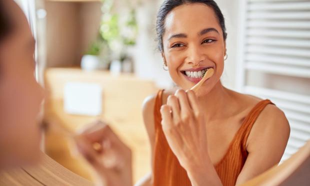 Una mujer lavándose los dientes. (francescoridolfi.com)