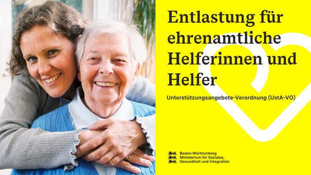 Frau umarmt von hinten Seniorin. Beide lächeln in die Kamera. Rechte Bildhälfte: Entlastung für ehrenamtliche Helferinnen und Helfer. Unterstützungsangebote-Verordnung (UstA-VO) und Logo
