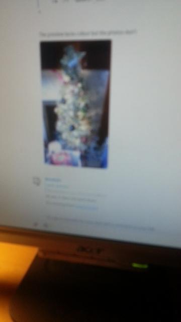 Blurry photo of a chat conversation including a photo of a Christmas tree taken with the Samsung Galaxy Note II, using the same patches to Megapixels.