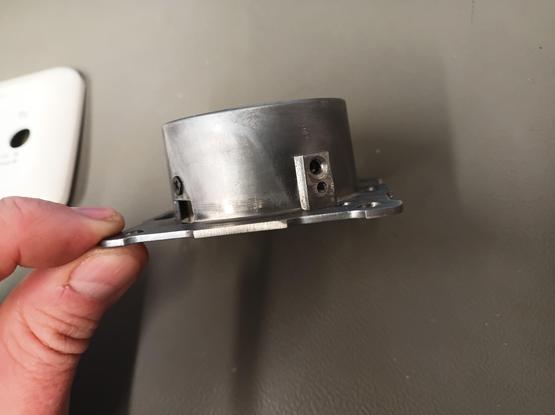 Blick auf die Digital Devices EOC 2000 von der Seite. Zu erkennen ist ein Erdungsanschluss. Gehäuse aus Aluminium. Kein Typenschild und kein Herstellerlabel...
