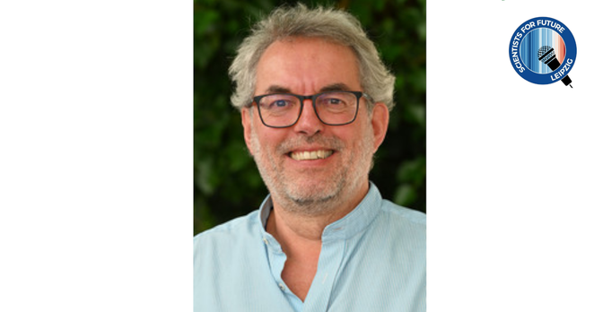 Portrait von Torsten Lütten. Ein lächelnder Mann mit Brille.