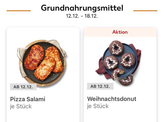 Das Bild zeigt zwei Lebensmittel: links drei Stücke Salami-Pizza auf einem schwarzen Teller und rechts festliche Weihnachts-Donuts mit Schokolade und dekorativem Zuckerguss auf einem blauen Teller. Der Text weist auf eine Aktion hin, die ab Dezember läuft

The image features two food items: on the left, three pieces of salami pizza on a black plate, and on the right, festive Christmas-themed donuts with chocolate and decorative icing on a blue plate. The text indicates a promotion running from December