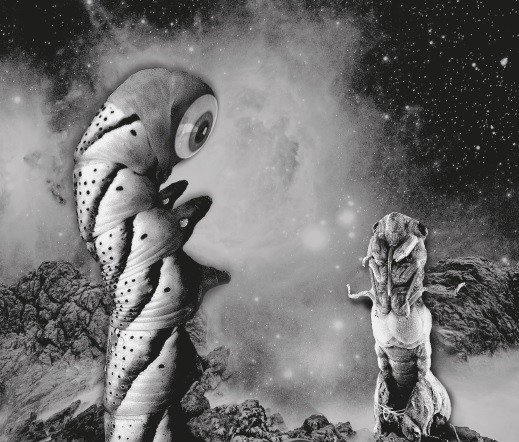 Zwei außerirdische Wesen auf einem fremden Planeten.