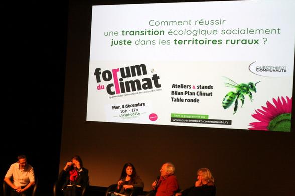 Photographie de la table ronde intitulée "Comment réussir une transition écologique socialement juste dans les territoires ruraux ?". On y voit l'affiche projetée sur un écran. En-dessous, sont assis de gauche à droite : Boris Lemaire, Cédric Villani, Dominique Pirio, Laurent Labeyrie et Joël Labbé.