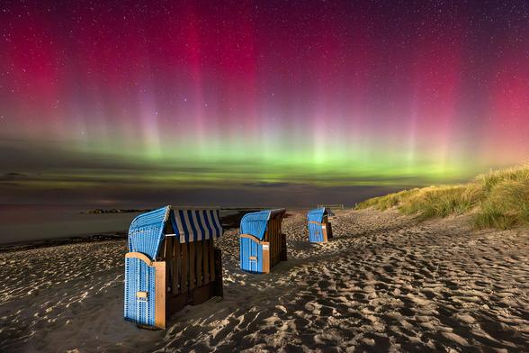 On the evening of October 7, 2024, forewarned by my app, I set off to the beach near Wustrow to watch the Northern Lights. The clouds were a bit of a spoilsport but I don't want to complain ;-) And this night really was just a foretaste of what was to come on 11.10.2024.
