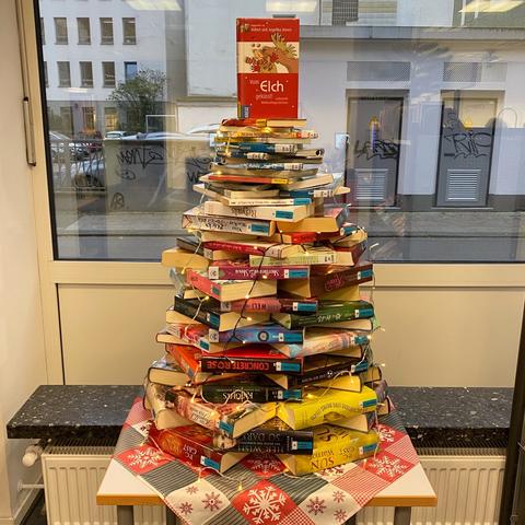 Ein aus Büchern aufgebauter Weihnachtsbaum