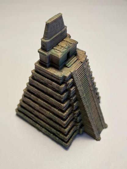 Miniatura impresa en 3d y pintada a mano del templo del Jaguar en Tikal (Guatemala). La foto lleva luz cenital por lo que las luces y sombras que se aprecian son producto de la pintura y no de la iluminación. Foto en semipicado diagonal por la cara iluminada.