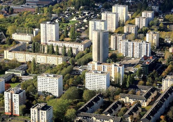 L'un des deux quartiers QPV de la ville de Beauvais. Ici le quartier Argentine vu d'hélicoptère. Les barres d'immeubles construites dans les années 70 entassent les beauvaisiens.