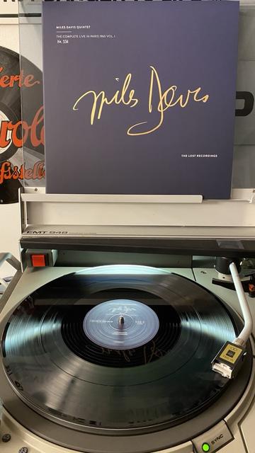 Miles Davis Quintet „The complete live in Paris 1960 Vol. I“ als Vinyl Schallplatte auf einem Plattenspieler.