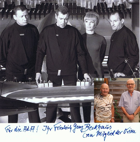 Bild von Mario, Cliff, Eva und Atan am Leitstand. Unten Platz für Autogramme. Text:
For die AdA ! Ihr Friedrich Georg Beckhaus
Crew Mitglied der Orion

Rechts über der Signatur klein eingeblendet ein neueres Farbbild mit Beckhaus und Erhard P.