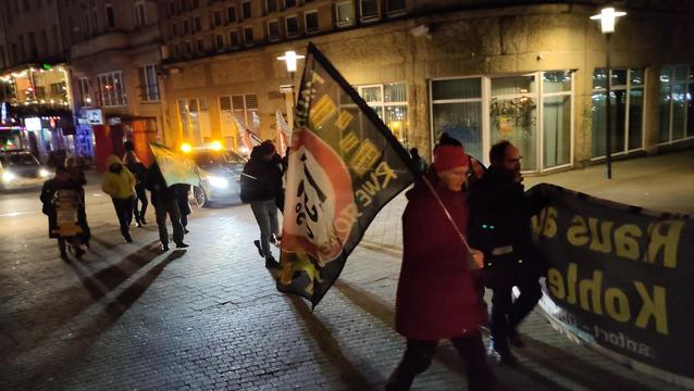 Demozug von wenigen Menschen.
