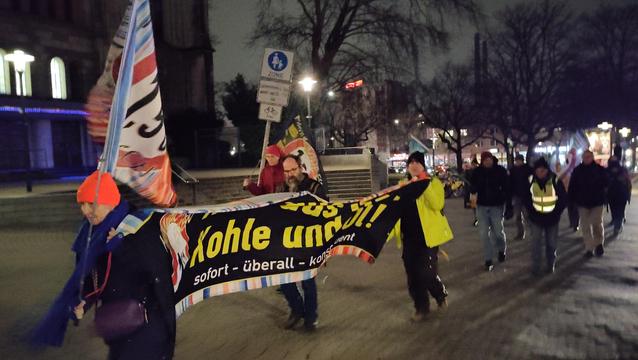Demozug von wenigen Menschen.