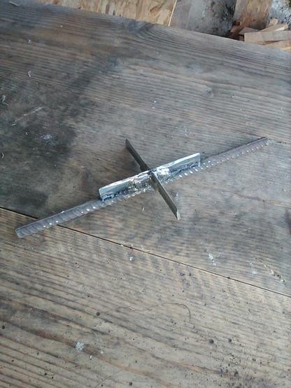 fendoir en bambou en métal faites de lames soudées en croix et renforcées par une poignée.