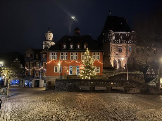 Rathaus von Idstein mit Hexenturm, davor Tannenbaum mit Beleuchtung
