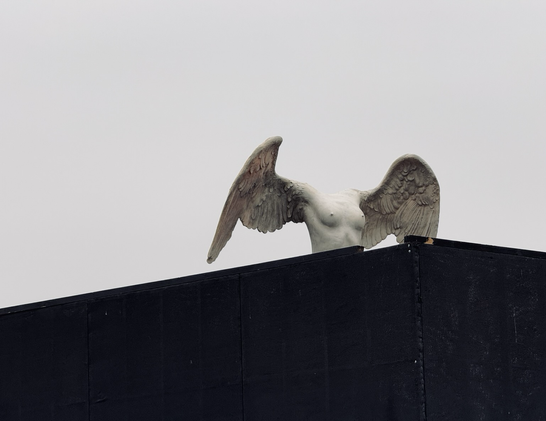 A statue of the headless angel