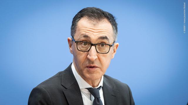 Bundesbildungsminister Cem Özdemir in der Bundespressekonferenz.
