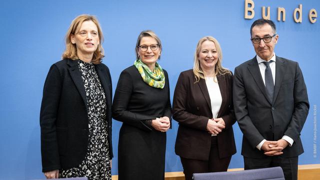 Die Bildungsministerin von Schleswig-Holstein Karin Prien, die rheinland-pfälzische Bildungsministerin Stefanie Hubig, die Präsidentin der Kultusministerkonferenz Christine Streichert-Clivot und der Bundesbildungsminister Cem Özdemir.