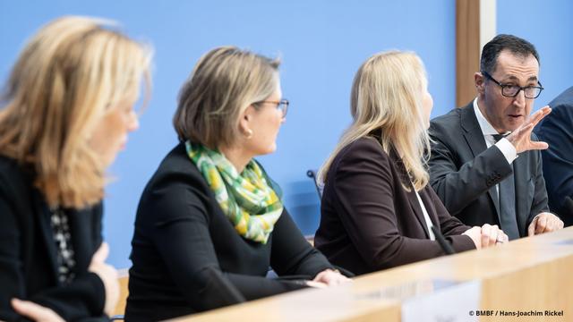 Die Bildungsministerin von Schleswig-Holstein Karin Prien, die rheinland-pfälzische Bildungsministerin Stefanie Hubig, die Präsidentin der Kultusministerkonferenz Christine Streichert-Clivot und der Bundesbildungsminister Cem Özdemir in der Bundespressekonferenz.