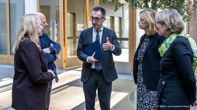 Die Präsidentin der Kultusministerkonferenz Christine Streichert-Clivot, Bundesbildungsminister Cem Özdemir, die Bildungsministerin von Schleswig-Holstein Karin Prien und die rheinland-pfälzische Bildungsministerin Stefanie Hubig.